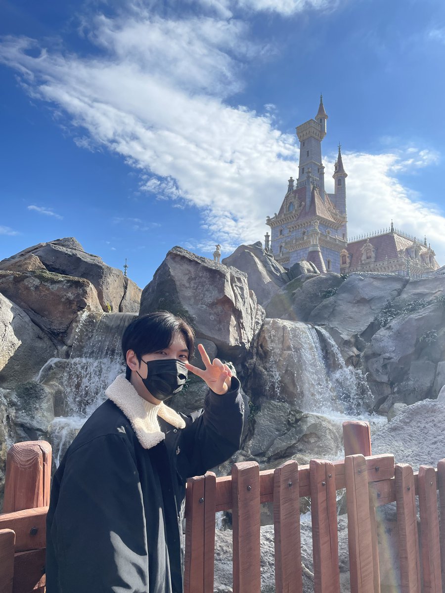 ___gye's tweet photo. ステージではス〜パ〜キュートなのにディズニーでは真顔なの好きすぎるよ https://t.co/dW6vl82nMn https://t.co/mVxytHqWtA