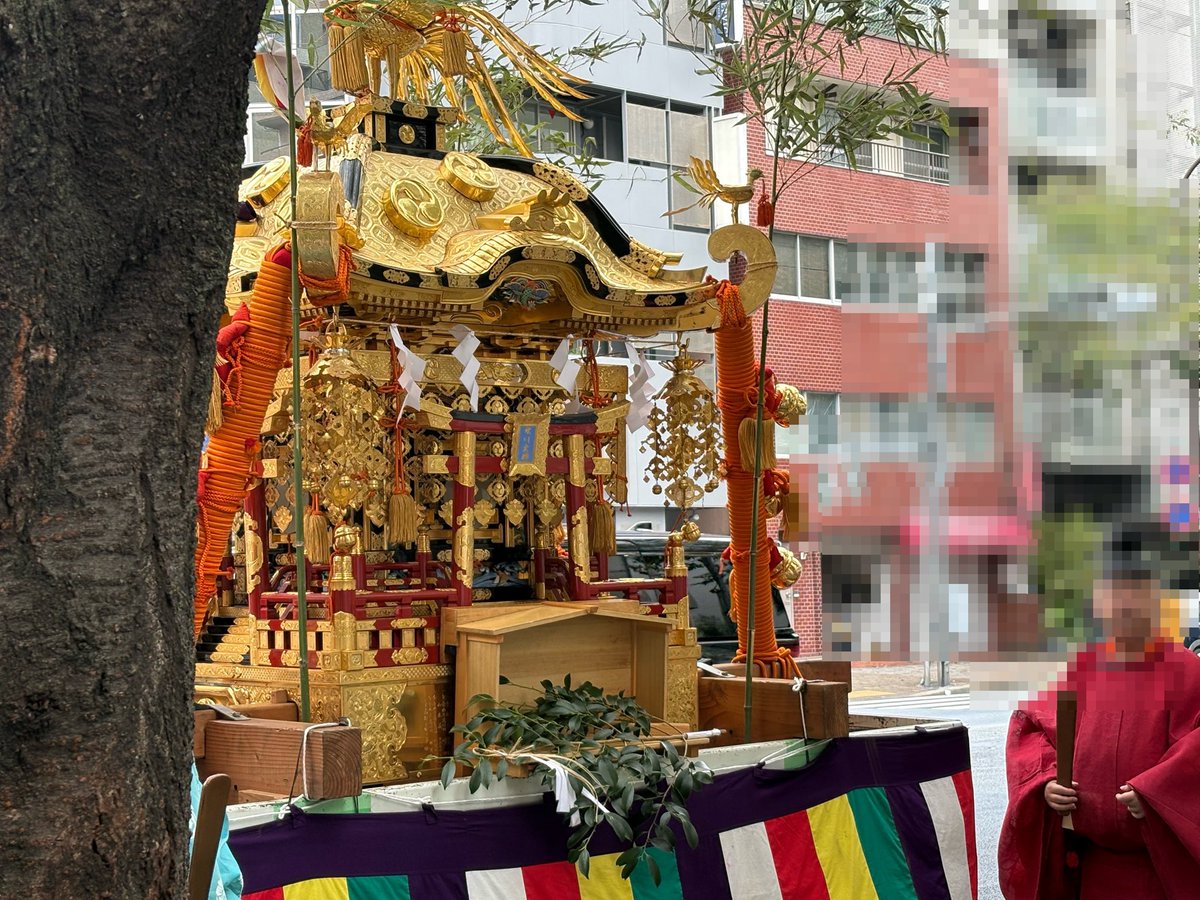 red_crayon77's tweet photo. 渋谷氷川神社の例大祭でした。
本祭なので綺麗になった神輿がまわってきます。
各町会の神輿が勢揃いするのは毎年圧巻です。今日は暑過ぎずありがたかったです。 https://t.co/eaxxdpQzss