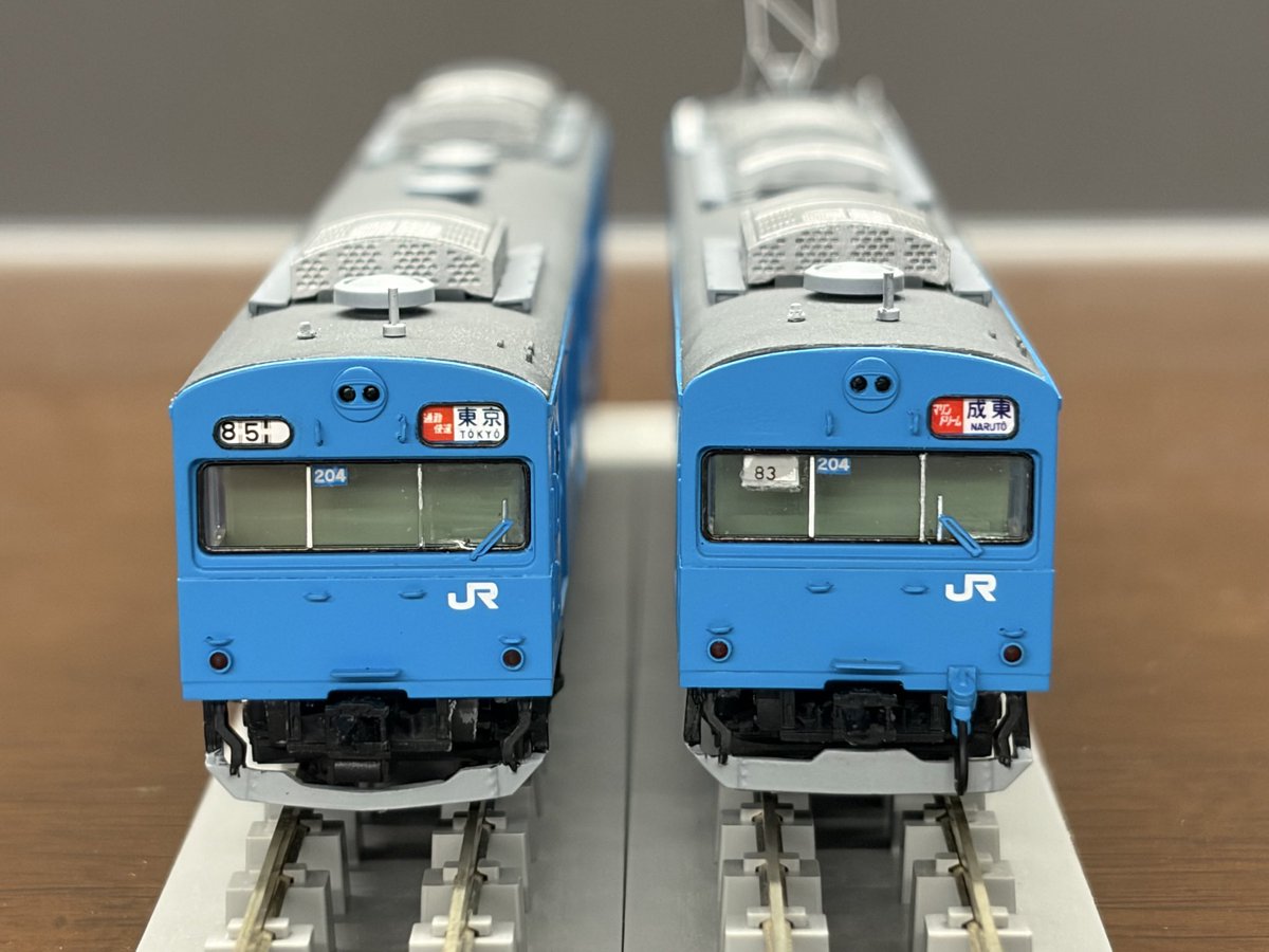 bean_8104's tweet photo. 主な使用パーツ(敬称略)

スカート
K.LLab

前面強化板
バルディローズ

AU712屋根
レンタルスタジオ天の川

屋根は自分で加工するよりきれいに仕上がると判断し3Dパーツに頼りました。
ランボードの浮き具合も再現されていてとてもかっこよく仕上がりました。 https://t.co/JcXiaJJRkN