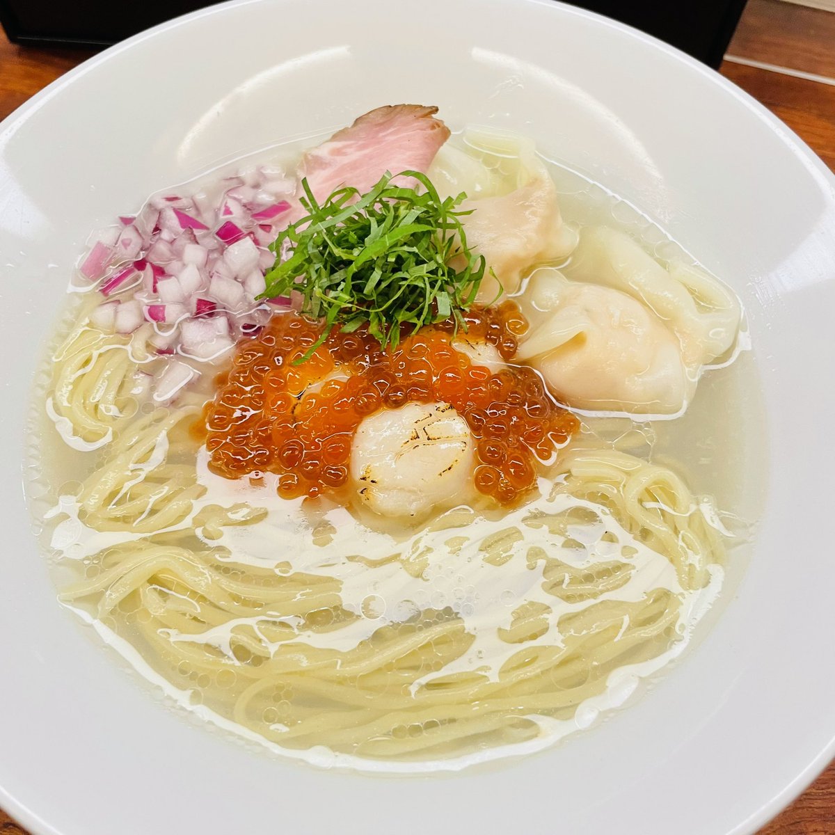 sanmaro1941's tweet photo. 今週9/14〜で提供終了です。
『蛤の冷やし塩そば 』
＊写真は『いくら増し』
◆出汁　蛤/浅利/昆布/鰹節
◆具材　帆立貝柱コンフィ/チャーシュー
いくら/帆立・海老ワンタン/大葉/紫玉葱
＊大盛り不可
＊茶漬け希望の方は「追い飯」又は「ご飯」を購入して下さい。 https://t.co/zG9huSyf6h