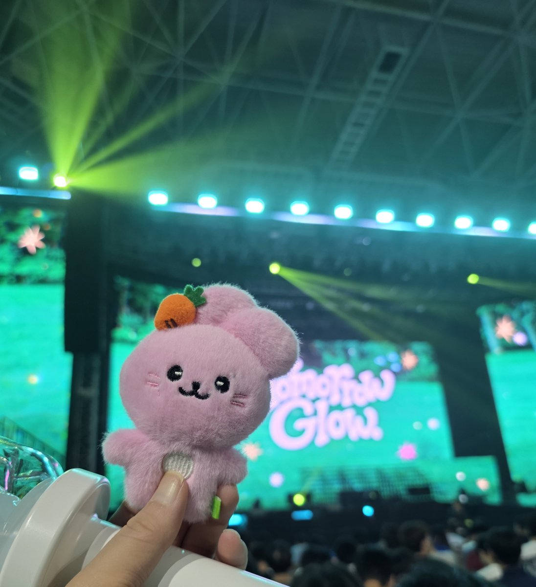 DS_fromis's tweet photo. #프로미스나인_플로버_포에버
#TOMORROW_GLOW_함께라서_더_빛나
최애에게 첫 간택받은것도 좋았고
기대치 않았던 곡에 새로이 빠진것도 좋았지만
tomorrow glow라는타이틀답게 계속 여기서
미래를 빛나게 꿈꿀 수 있게 되었던 의미있는 콘서트였어요💕
다시한번 맘잡고 오래볼수 있었으면 좋겠습니다😆 https://t.co/d7pYMT4W7i