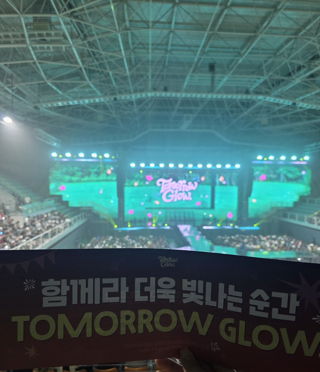 DS_fromis's tweet photo. #프로미스나인_플로버_포에버
#TOMORROW_GLOW_함께라서_더_빛나
최애에게 첫 간택받은것도 좋았고
기대치 않았던 곡에 새로이 빠진것도 좋았지만
tomorrow glow라는타이틀답게 계속 여기서
미래를 빛나게 꿈꿀 수 있게 되었던 의미있는 콘서트였어요💕
다시한번 맘잡고 오래볼수 있었으면 좋겠습니다😆 https://t.co/d7pYMT4W7i