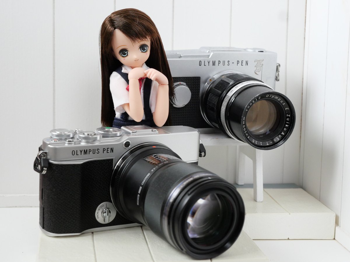 kaki8years's tweet photo. カメラの話題が出ていたので。うちもお人形撮影はPENです。長いことオリンパスの初代E-M1に頑張ってもらっていましたが、ちょうど最近先代PENに交代したところ（写真手前。真ん中の女の子ではない）。シンプルで軽快、きっと三脚も荷が軽くて喜んでる。 https://t.co/6JRKzSMlFg