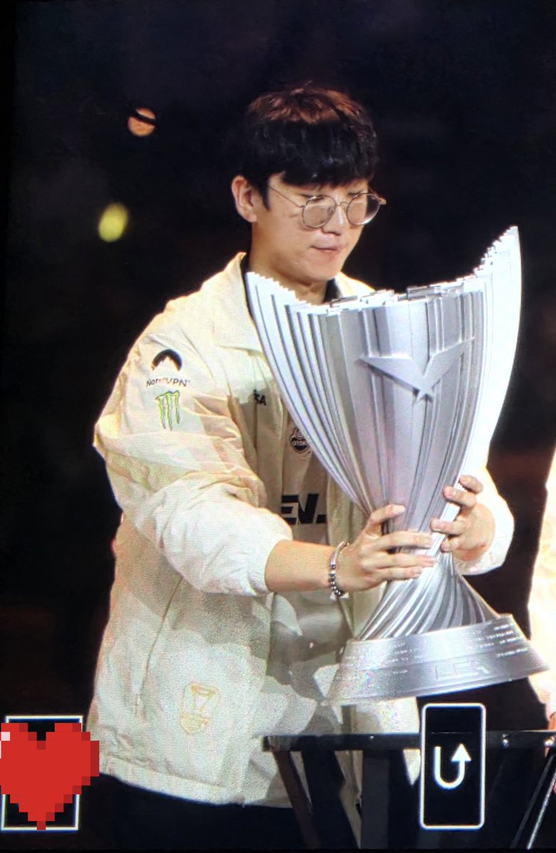 takexshot's tweet photo. 😺🐶🏆✨

#GENG #젠지
#Chovy #쵸비 #정지훈
#Ruler #룰러 #박재혁 https://t.co/g5f6BwqL4K
