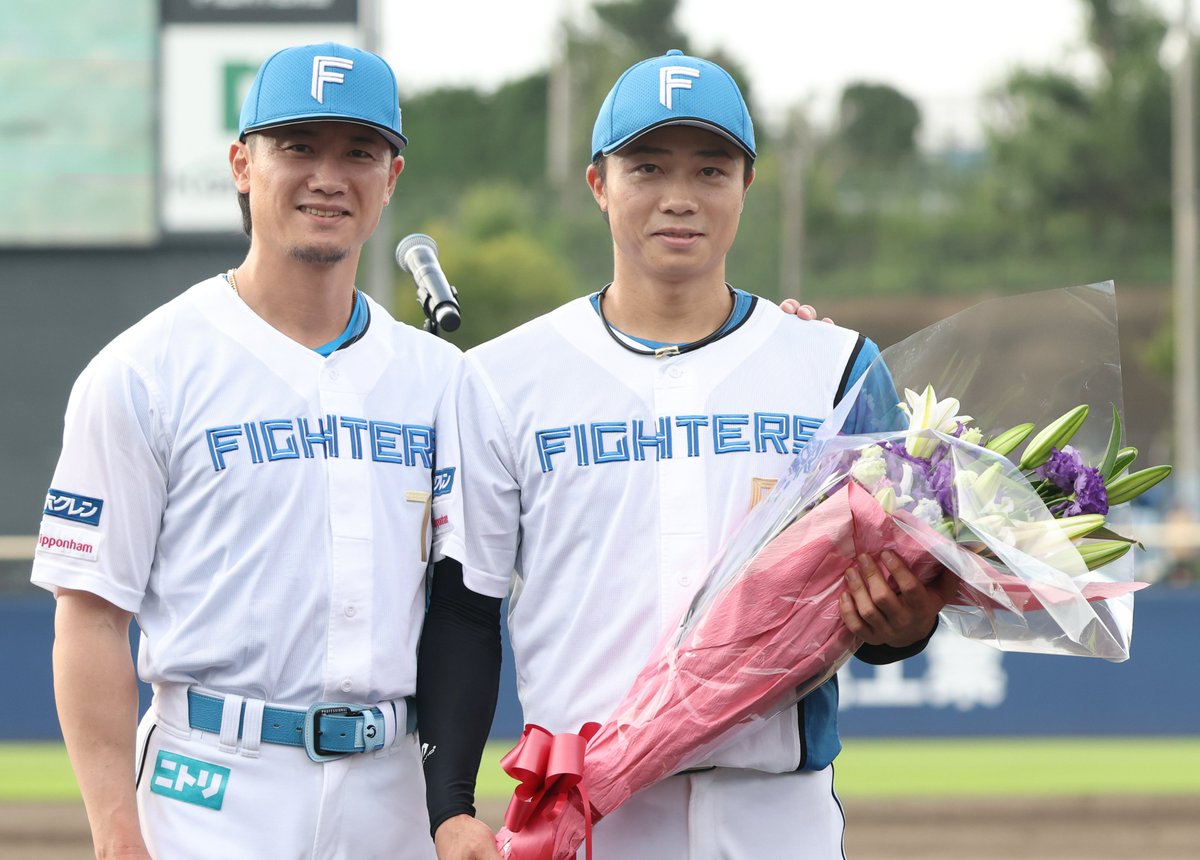 doshin_undoubu's tweet photo. 今季限りで現役を退く #ファイターズ の #中島卓也 内野手の引退セレモニーが2軍本拠地の #鎌ケ谷スタジアム で開かれました。

▼記事はこちら▼
https://t.co/otszk0qOCJ

「#ハルタク」コンビとして共に活躍しした #西川遥輝 外野手から花束を受け取り、3470人のファンに感謝を伝えました。 https://t.co/k0y6OtyqHa