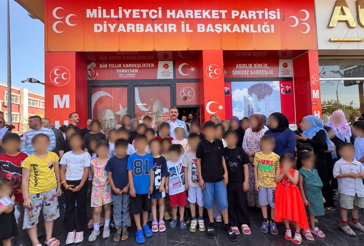 MHPDYARBAK7n's tweet photo. İl Başkanımız Sayın Hasan Özcoşkun öncülüğünde 2026-2027 eğitim ve öğretim yılının başlaması dolayısıyla ihtiyaç sahibi yüzlerce ailenin çocuklarına kırtasiye, çanta, kıyafet ve ayakkabı desteğinde bulunduk.

@MHP_Bilgi @dbdevletbahceli @HsnozcoskunMHP https://t.co/hH320rR3aO