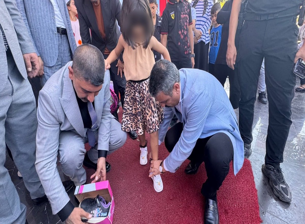 MHPDYARBAK7n's tweet photo. İl Başkanımız Sayın Hasan Özcoşkun öncülüğünde 2026-2027 eğitim ve öğretim yılının başlaması dolayısıyla ihtiyaç sahibi yüzlerce ailenin çocuklarına kırtasiye, çanta, kıyafet ve ayakkabı desteğinde bulunduk.

@MHP_Bilgi @dbdevletbahceli @HsnozcoskunMHP https://t.co/hH320rR3aO