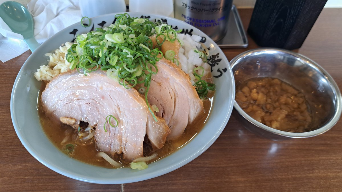gons180KPP's tweet photo. １ヶ月振りの訪問。
安定の美味さ！ご馳走様でした🙇‍♂️

ラーメン小
(アブラまし、ニンニクまし、ブタまし)
たまねぎ+九条ネギトッピング

#平田の哲二郎
#哲二郎ラーメン
#ニンニクと背脂は世界を救う https://t.co/jncQHx9z5A