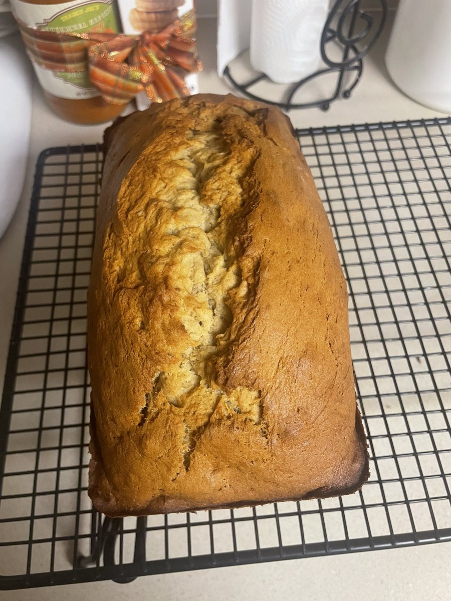 vikki_r's tweet photo. The first loaf is the dollar tree pan, and she took about 45 minutes. The pampered chef pan loaf baked for just over an hour and was perfff #yeahbaby #bananabread #latenightbaking #vikthebaker https://t.co/M0e2ZPum4g