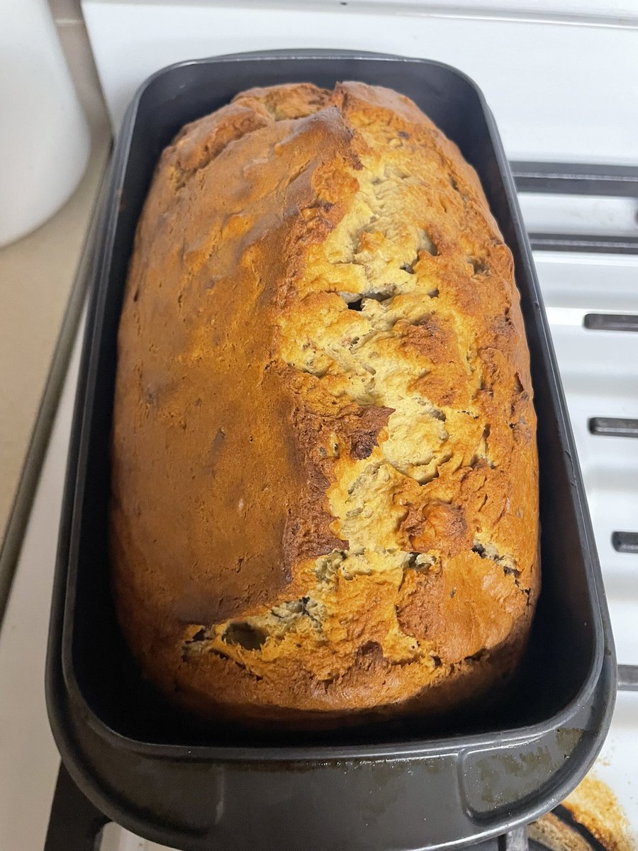 vikki_r's tweet photo. The first loaf is the dollar tree pan, and she took about 45 minutes. The pampered chef pan loaf baked for just over an hour and was perfff #yeahbaby #bananabread #latenightbaking #vikthebaker https://t.co/M0e2ZPum4g