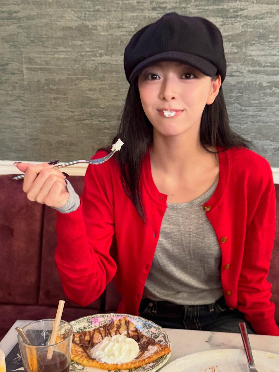 itzydallar0212's tweet photo. 아니 입에 크림묻혀서 나옹이 이빨이랑 똑같아진거 존귀임ㅜㅜ https://t.co/L9YvVk0Avm