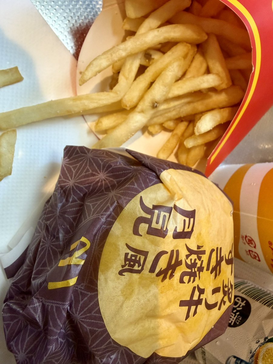 NoAlcNoLife613's tweet photo. 酒を飲んでは寝るだけの日。月見はいつ食べてもうまい https://t.co/Z4Nn2El3V1