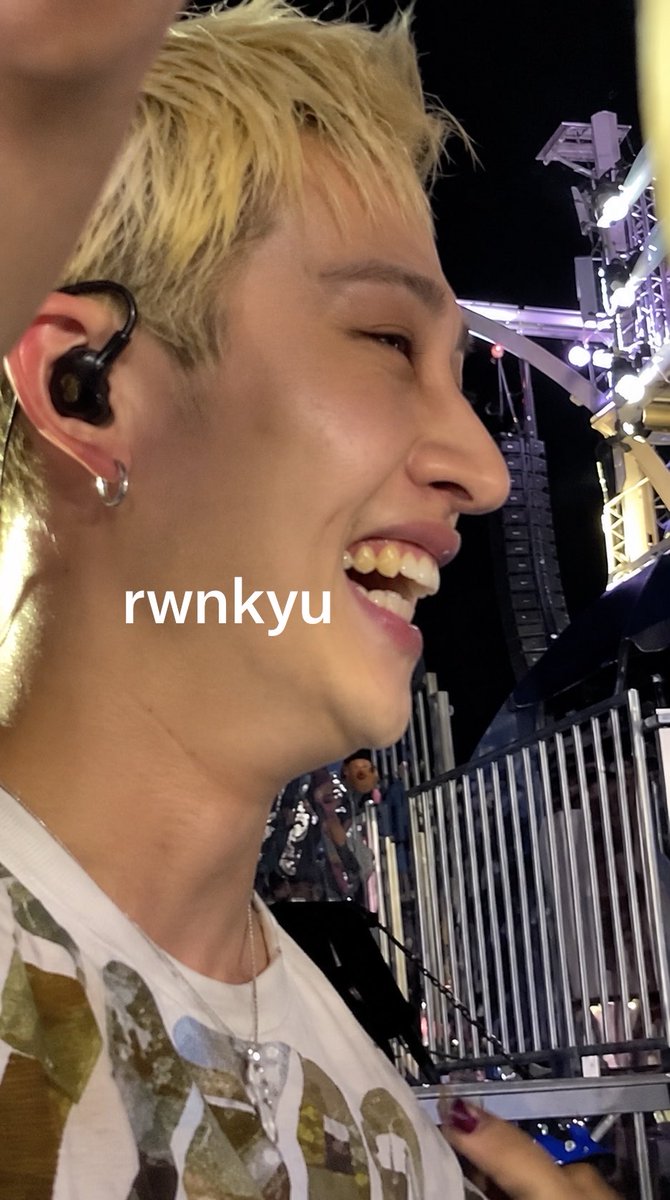 rwnkyu's tweet photo. o bangchan e tao carismático... ele é uma pessoa completamente apaixonante meu deus. eu já sou apaixonada por ele, depois de ver ele pessoalmente e de tao perto (NA MINHA FUCKING CARA), eu fiquei ainda mais perplexa em como ele é lindo (E BRANCO PLMD, PARECE PAPEL https://t.co/icqtvkt9g8