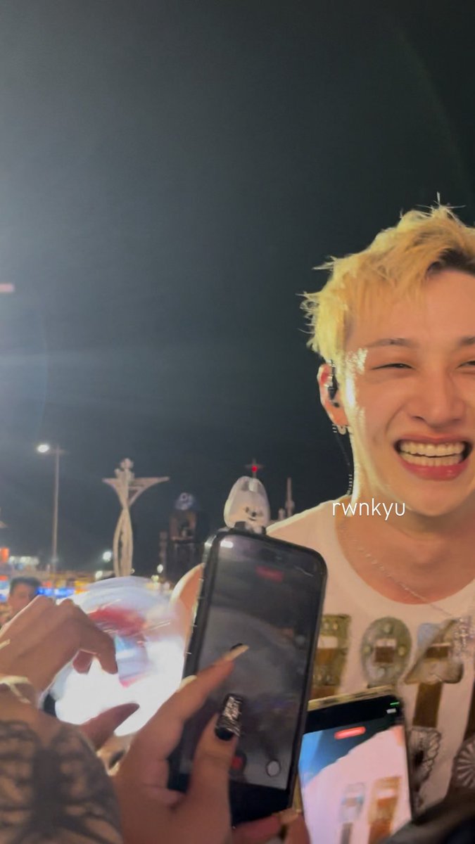 rwnkyu's tweet photo. o bangchan e tao carismático... ele é uma pessoa completamente apaixonante meu deus. eu já sou apaixonada por ele, depois de ver ele pessoalmente e de tao perto (NA MINHA FUCKING CARA), eu fiquei ainda mais perplexa em como ele é lindo (E BRANCO PLMD, PARECE PAPEL https://t.co/icqtvkt9g8