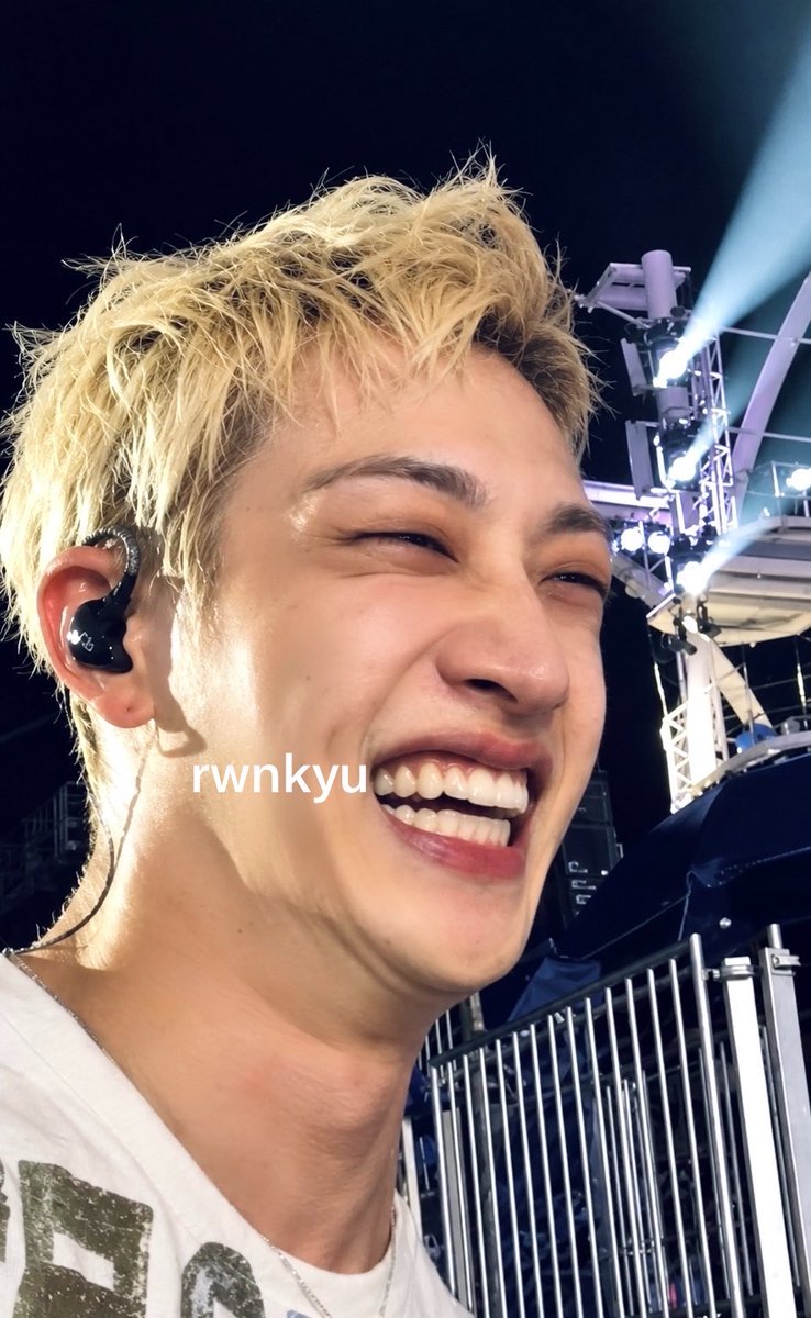 rwnkyu's tweet photo. o bangchan e tao carismático... ele é uma pessoa completamente apaixonante meu deus. eu já sou apaixonada por ele, depois de ver ele pessoalmente e de tao perto (NA MINHA FUCKING CARA), eu fiquei ainda mais perplexa em como ele é lindo (E BRANCO PLMD, PARECE PAPEL https://t.co/icqtvkt9g8