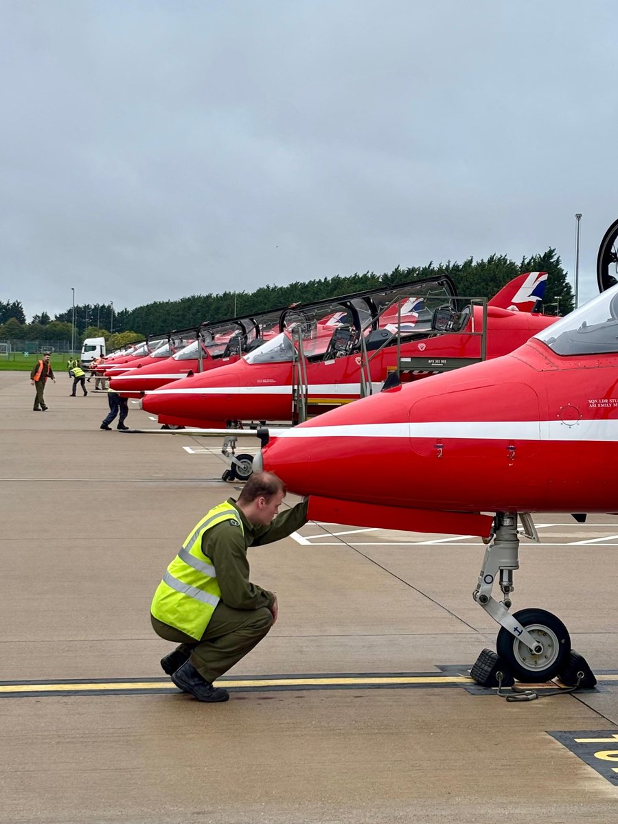 rafredarrows's tweet photo. Great North Run: Pilots and aircraft prepared for the flypast at 1052.

#GNR | #RedArrows | #GreatNorthRun | #GNR45 | #RAF https://t.co/8dSCSkbkaK