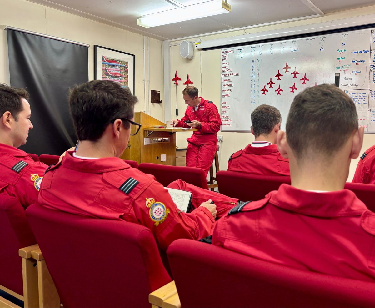 rafredarrows's tweet photo. Great North Run: Pilots and aircraft prepared for the flypast at 1052.

#GNR | #RedArrows | #GreatNorthRun | #GNR45 | #RAF https://t.co/8dSCSkbkaK