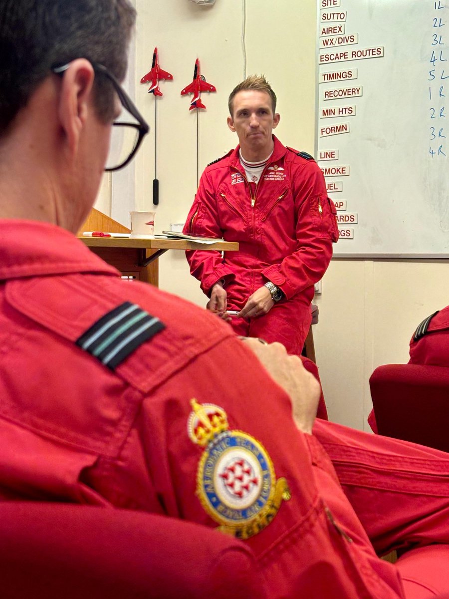 rafredarrows's tweet photo. Great North Run: Pilots and aircraft prepared for the flypast at 1052.

#GNR | #RedArrows | #GreatNorthRun | #GNR45 | #RAF https://t.co/8dSCSkbkaK
