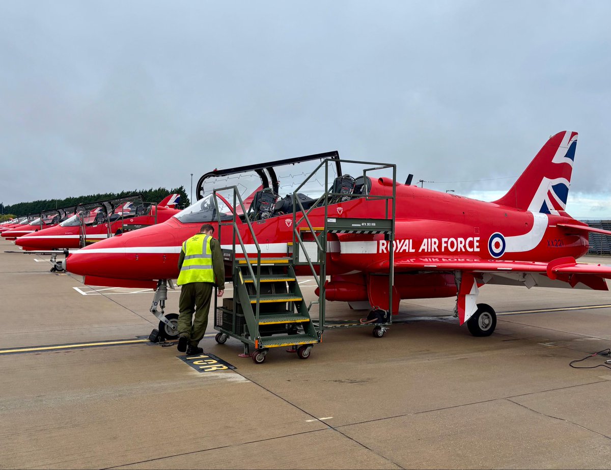 rafredarrows's tweet photo. Great North Run: Pilots and aircraft prepared for the flypast at 1052.

#GNR | #RedArrows | #GreatNorthRun | #GNR45 | #RAF https://t.co/8dSCSkbkaK