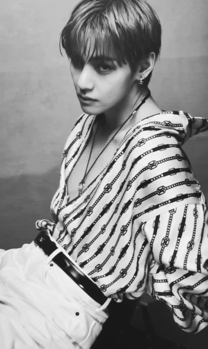 thvchapters's tweet photo. this taehyung picture is something else https://t.co/JqIYhXurBQ