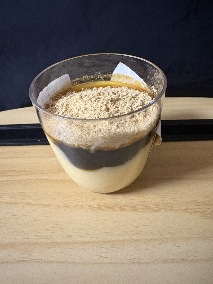 Rila1026's tweet photo. 手越くんが食べた���も？なプリン、食べてみた。

‥‥なんだろう？
わらび餅の餅がプリンになったみたいな感じ？
きな粉も蜜もたっぷり。ガツンと甘くて、一個でかなり満足感ある。

カロリーは、
プリン176kcal➕蜜54kcal➕きなこ26kcal🟰256kcal
タンパク質は、
プリン6g➕蜜0.1 ➕きなこ1.4g 🟰7.5g https://t.co/PK8rGAepbQ