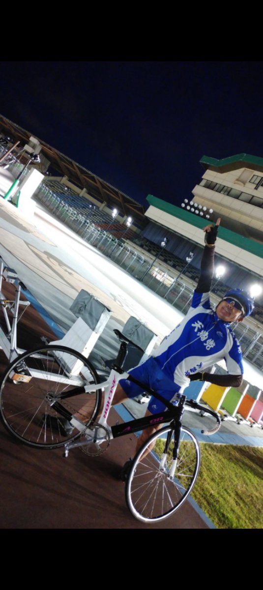 matsu10765's tweet photo. 世界の松井🚴💨🌏豊橋ミッドナイト競輪🚴💨🏁🌌本日は決勝戦🏁🏆みなさんお楽しみに☝️ネットでご参加🤚ご期待✌️応援🙌投票☝️ヨロシクおねがいします🙌世界の松井🌏競輪守り隊員出動💪ファイ❗　#豊橋ミッドナイト競輪　#世界の松井　#天狗党レーシングチーム　#天狗党自転車　#豊橋競輪場 https://t.co/Bs8tYOpmr4
