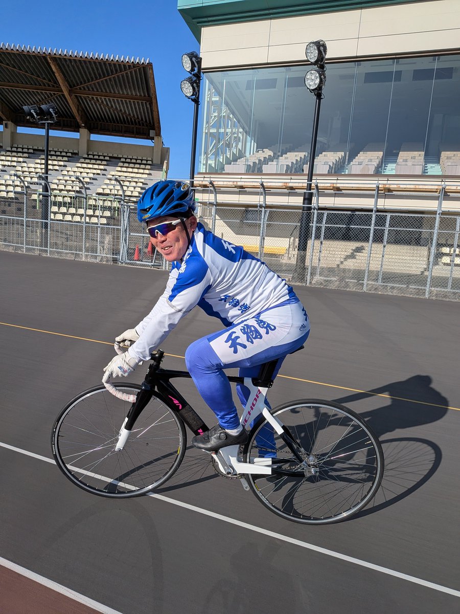 matsu10765's tweet photo. 世界の松井🚴💨🌏豊橋ミッドナイト競輪🚴💨🏁🌌本日は決勝戦🏁🏆みなさんお楽しみに☝️ネットでご参加🤚ご期待✌️応援🙌投票☝️ヨロシクおねがいします🙌世界の松井🌏競輪守り隊員出動💪ファイ❗　#豊橋ミッドナイト競輪　#世界の松井　#天狗党レーシングチーム　#天狗党自転車　#豊橋競輪場 https://t.co/Bs8tYOpmr4