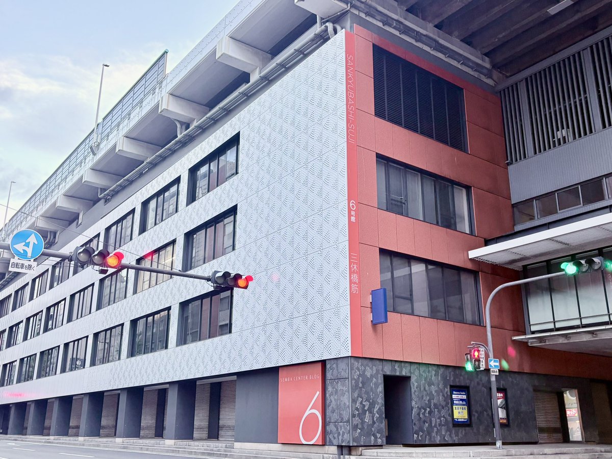 chisato_miyade's tweet photo. 昨夜は船場センタービルでお店をされている方々のお困り事を聞いて参りました。

外国人のオーナーが増えた事により、様々なお悩みや不安を抱えておられました。
今は管理組合は日本人が運営していますが、既に3割の店舗が外国人に買われている現状を鑑みると、早急に対策しないと安心出来ないというお話しでした。

国民の不安の声を、参政党の議員として外国人受け入れの総量規制を含め引き続き訴えて参ります。

#参政党
#宮出ちさと