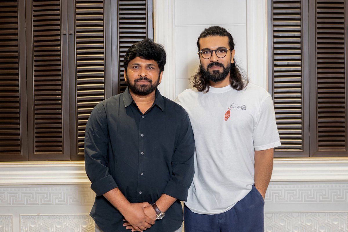 rajeshmanne1's tweet photo. #Irumudi టీమ్ ను ఇంటికి పిలిపించుకుని అభినందించిన Megastar @KChiruTweets 

@AlwaysRamCharan కూడా టీమ్ తో ముచ్చటించారు. అయ్యప్ప స్వామి, మాల, క్యామియో రూమర్స్ గురించి మాట్లాడుకునే ఉంటారు. https://t.co/xnQur59oaR