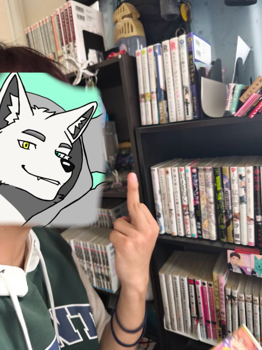 RK_kagerou's tweet photo. とある友人のKさんに盗撮された謎に躍動感のある私の写真、中指の形が変 https://t.co/SS2nwVp4fb