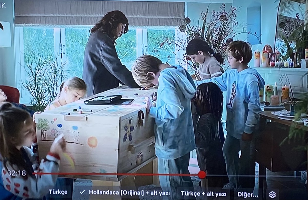 koseturey's tweet photo. Netflix'te Hollanda yapımı bir dizi izliyorum. Ölmüş babanın tabutu eve getiriliyor, bir odaya konuyor. Çocuklar ve arkadaşları tabutun üstüne resim yapıyor, yazı yazıyorlar. Çok şaşırdım, bazı kültürlerde yas ritüelleri ne kadar farklı! #YalanlarKulübü https://t.co/naZYKv7aF0
