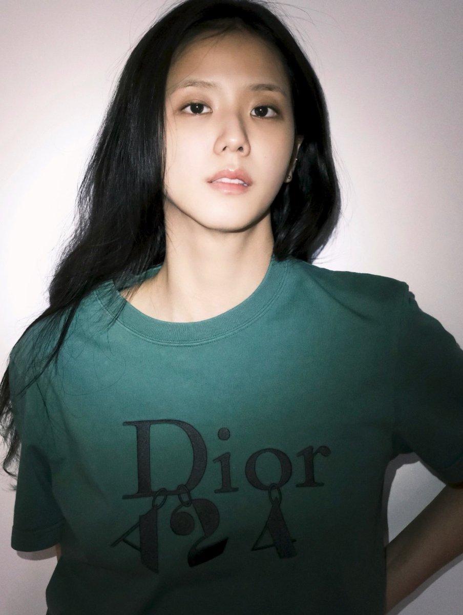 blckpinkpic's tweet photo. BAREFACED JISOO OMG https://t.co/lyXznVW048