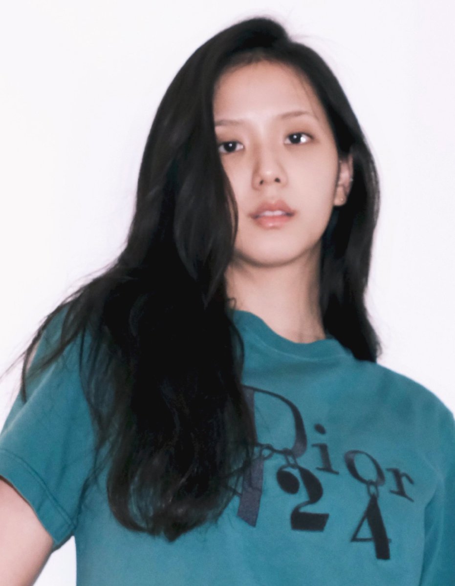 blckpinkpic's tweet photo. BAREFACED JISOO OMG https://t.co/lyXznVW048