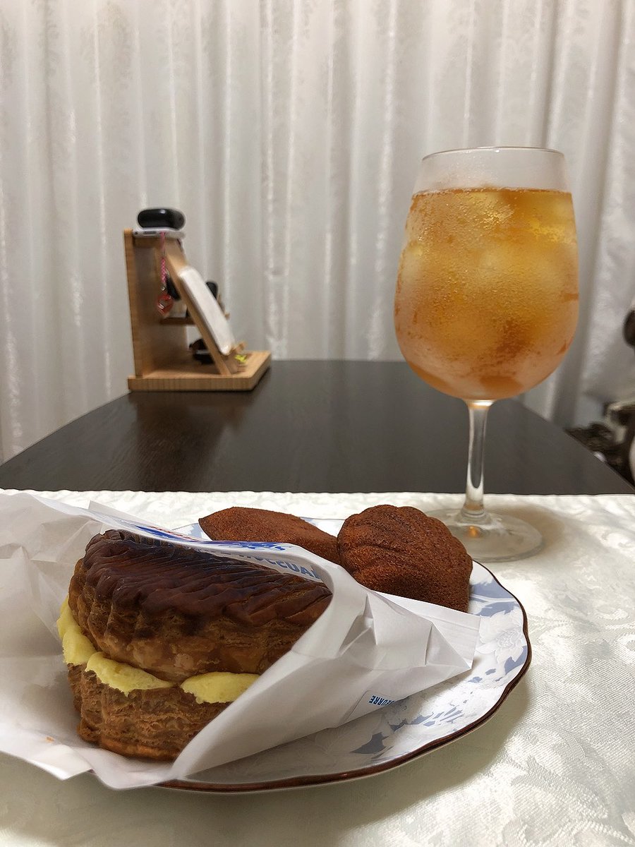 GRACE08468403's tweet photo. 晩ごはん(≧▽≦)

エシレ・パティスリー オ ブールさん
・ショソン・エシレ
・フィナンシェ・エシレ
・マドレーヌ・エシレ

8joursさん
・ティーソーダ(ICE TEA BLEND~輝きの紅茶~)

 #晩ごはん  #エシレ  #横浜  #8jours  #下北沢  #紅茶  #ティーソーダ https://t.co/0fZdM8H5xW