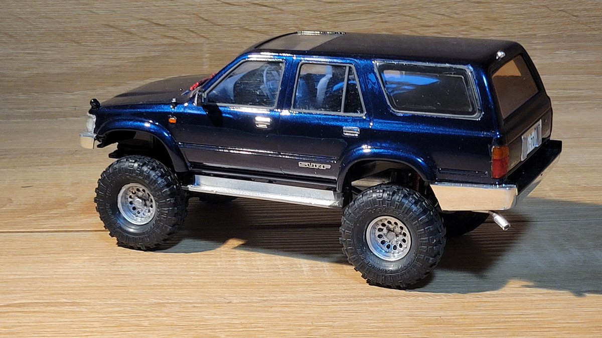 ra61202933's tweet photo. アオシマ　ハイラックスサーフ完成です。
キットは今時のアースカラーでしたが作ったのは平成初期のチャラいハイリフト‥(あくまでイメージですが)
Oakleyの当時のロゴ(しかも蛍光色の)のデカールも欲しいところですがそれは追々施工するということで‥ひとまず締めます。 https://t.co/0ghsiCwOuE