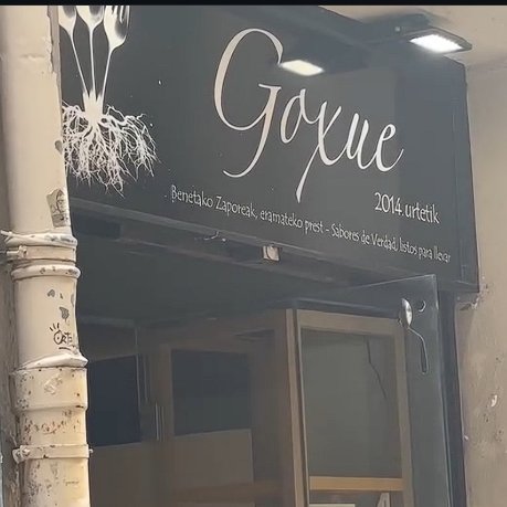 Antifaxismoa's tweet photo. No lo veras en #EITB que glorifica y promociona la Turistificacion Salvaje
Tras 12 años cierra local en #Bilbao uno mas
«Nuestra clientela ya no se acerca al Casco Viejo»
Las causas del cierre se deben al cambio de hábitos de consumo y la «creciente turistificación» de la zona https://t.co/Enbi01lBZx