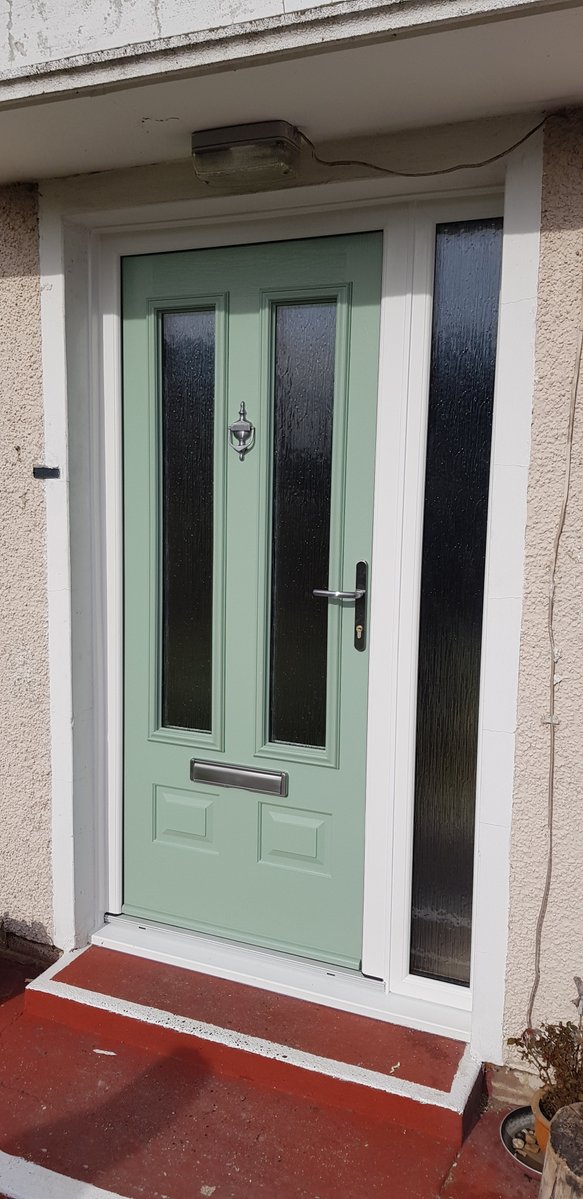 DaveWindowsDoor's tweet photo. Recent install of a @compdoor Chartwell green composite door by one of our installation teams. Please call me on 07366146236 for a FREE quote. #windows #doors #compositedoor #exclusiveglazing #chartwellgreen https://t.co/vkOjYaYHfU