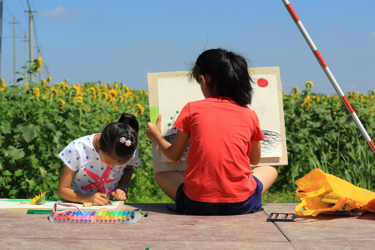 RolandaMis83kg's tweet photo. Toddler + chalk = pure backyard joy! Drawing rainbows and chasing each other around the lawn, this silly Saturday moment made my whole week. No screens, just messy hands and big smiles https://t.co/C5EJcdps0W