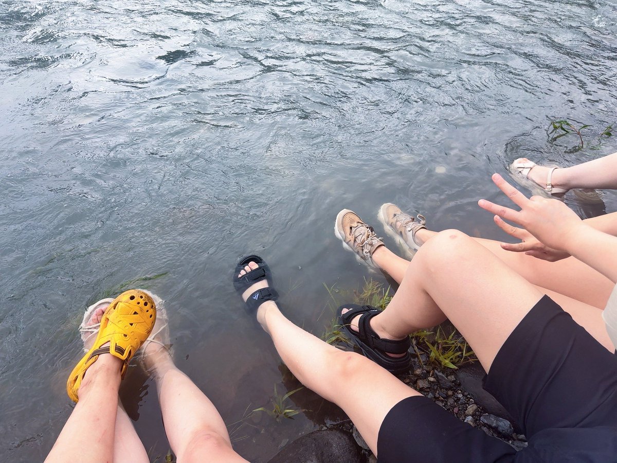 megu07060's tweet photo. 昨日は川床BBQ行ってきた〜！
美味しいもの沢山食べて川でも沢山遊んで楽しかった😆
川めっちゃ冷たくてびっくりした！
初っ端にテキーラ2杯飲んで不安だったけど昨日は全然酔ってなかった！
昨日帰りは元気だったけどお家着いてゆっくりしてたら寝てて今日11時間くらい寝てたw
今回も末っ子してたw https://t.co/08SEz1tWYf