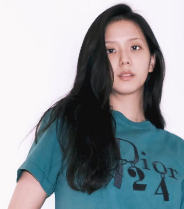 queenjichu4's tweet photo. these days Jisoo is letting us see her more of her bare faced &amp; her normal days, coz’ this is the true jisoo when away from spotlight. 📸📹📽️
Is there a song w/ this kind of vibe in her full album, i wonder? 🤔 https://t.co/4MjWTlJ6YO