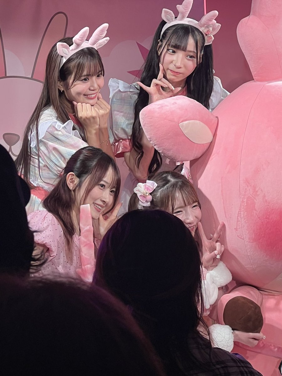 LemonLovebird's tweet photo. MUSICBAR未来亭の公開収録行ってきた！
ちぃちゃんが可愛いのはもちろん、もえあずも本当に可愛かった！同い年なのにこんなに可愛くていいの！？どんな魔法使ってるの！？ってなった。純情のアフィリアの背の高い子も可愛かった✨
物販のときちぃちゃん普通にお客さんの横歩いてるからびっくりした🤣 https://t.co/O9JUJkDyai