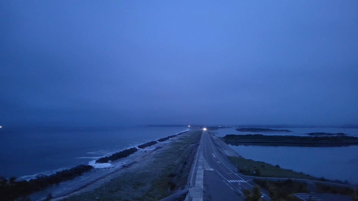 nanoha7_vrc's tweet photo. 夕暮れの灯台と海 https://t.co/7TmEKq2abj