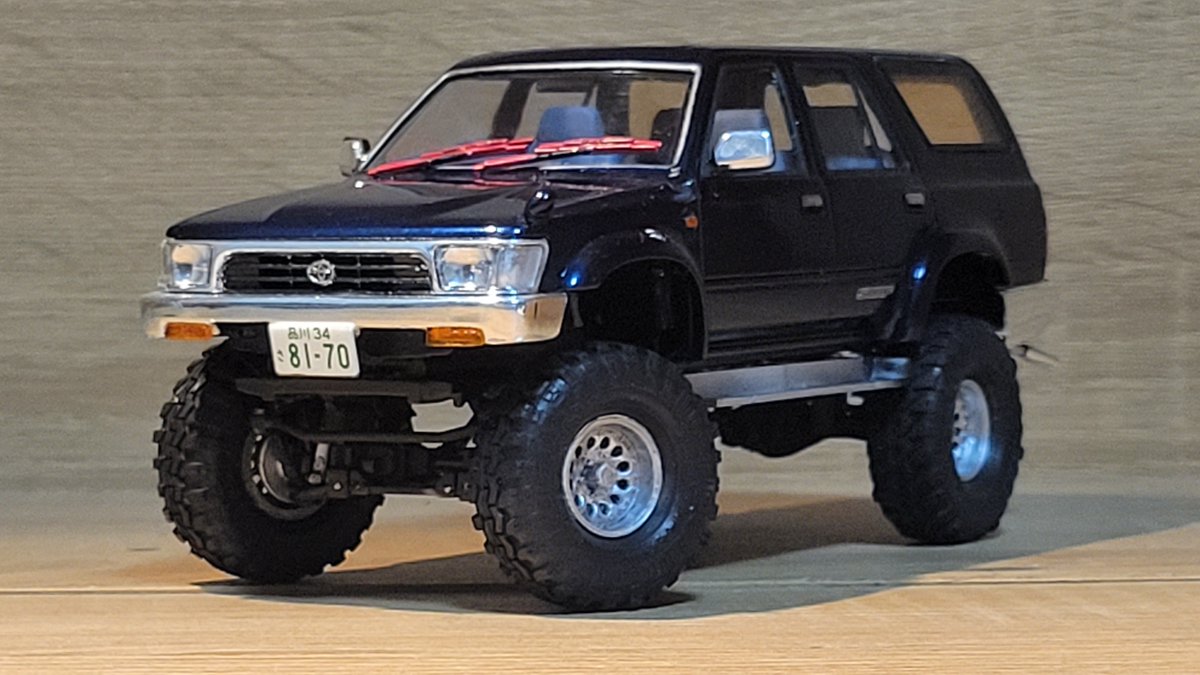 ra61202933's tweet photo. アオシマ　ハイラックスサーフ完成です。
キットは今時のアースカラーでしたが作ったのは平成初期のチャラいハイリフト‥(あくまでイメージですが)
Oakleyの当時のロゴ(しかも蛍光色の)のデカールも欲しいところですがそれは追々施工するということで‥ひとまず締めます。 https://t.co/0ghsiCwOuE