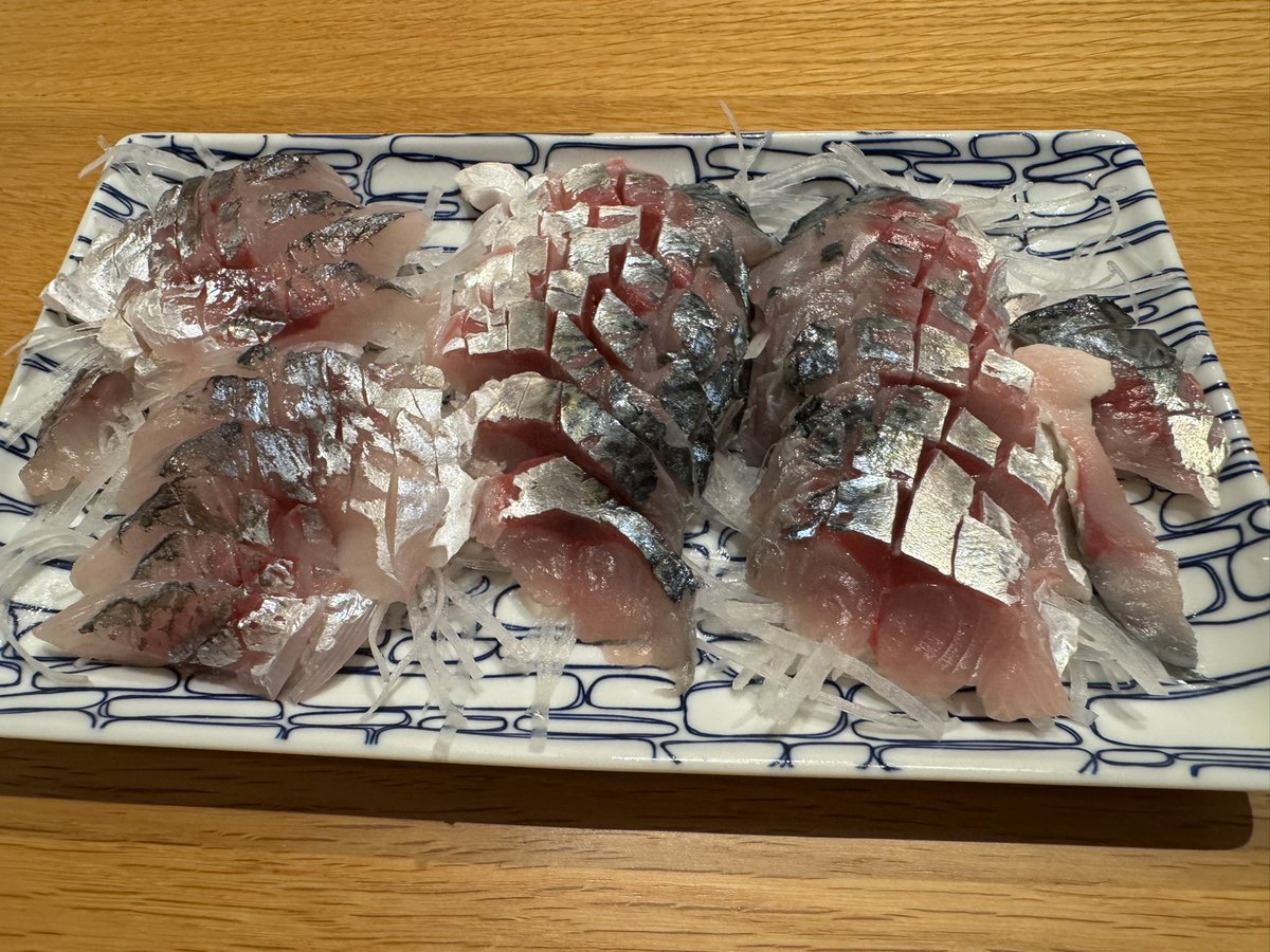 hatabe455's tweet photo. サバの刺身美味すぎて馬になる https://t.co/0n3EwxFinY