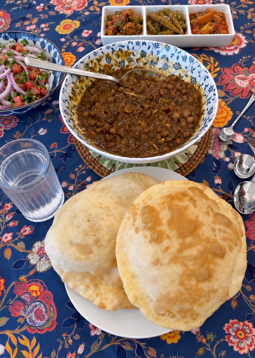allthingzabsurd's tweet photo. @ManeeshKothari Turns out the whole सामाजिक विभाजन was just the camera crop! https://t.co/imMJaw9xHe