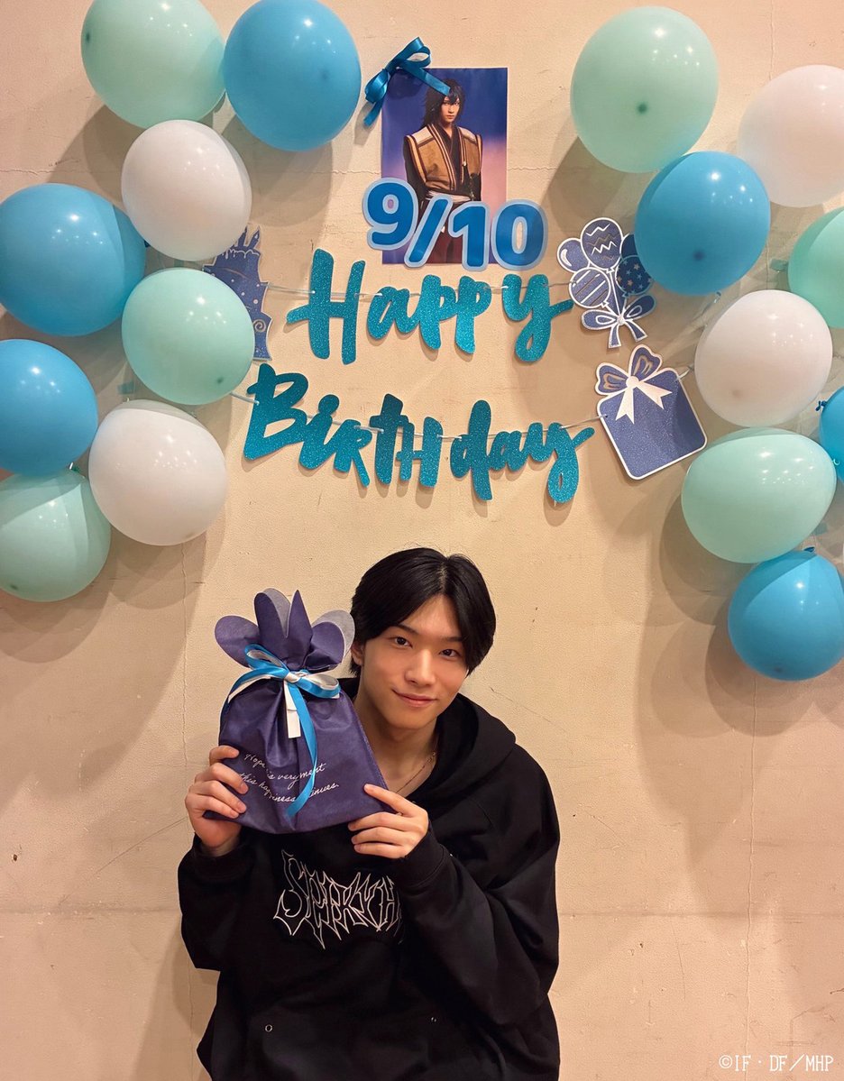 m_hakuoki's tweet photo. 【稽古場より🌸】
「真改 黎明録」お稽古始まっております！

先日9/10にお誕生日を迎えた井吹龍之介 役 木村聖哉さんのお祝いをしました🎂🎉
稽古場にいた皆さんで記念撮影📷✨

カンパニー全員で頑張ってまいります🔥

🎫チケット一般発売中
https://t.co/HW37dlVbAZ
#薄ミュ #真改 #黎明録 https://t.co/RnBVIqbaFY