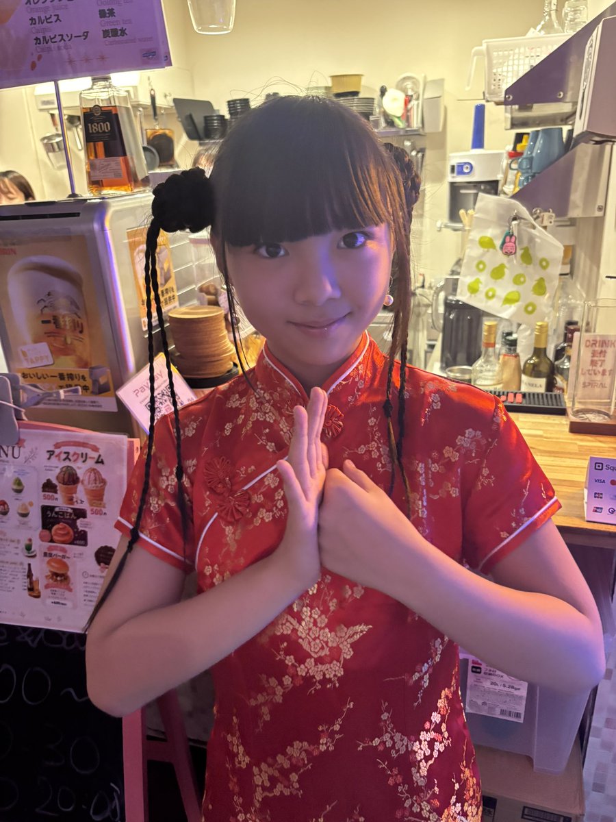 YumenoToa's tweet photo. 今日のライブありがとうございましたー✨
朝公演はチャイナドレスでした💕
チャイナドレス初めて着たよ❣️
どうかなー？似合う？
こっちゃん、れいちゃん、一緒に写真撮ってくれてありがとー💜💙 https://t.co/svo9CcyaRx