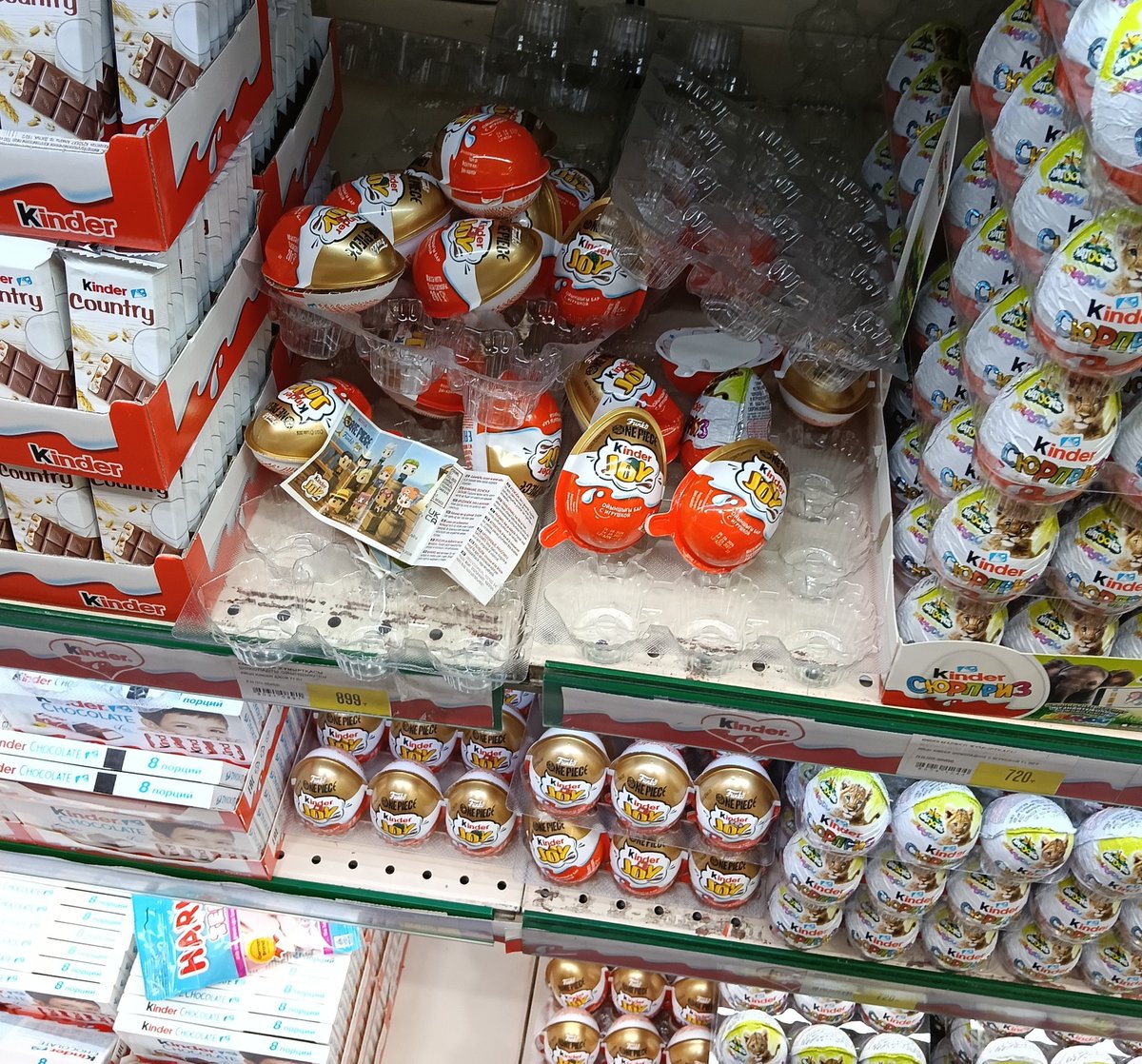 Ta16chan's tweet photo. Я знала, что в том магазине, в который шла, они будут, но я не могла и представить масштаб катастрофы с ними: разбросанные, мятые, раскрытые.
Что до меня? Я аккуратно всё дело расставила.
До/после. https://t.co/YsaMhrcfy0