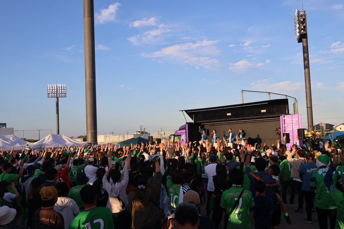 ET_KING_STAFF's tweet photo. 2026.9.12
ヴァンラーレ八戸の関係者の皆様、サポーターの皆様
ありがとうございました🙌

東北金属産業マッチデーイベントに呼んでいただき、
場外ブースとピッチ内で歌わせて頂きました🎤

またお会いできる日を楽しみにております🙏

#ヴァンラーレ八戸 
#東北金属産業株式会社 https://t.co/5njMoYPhHO
