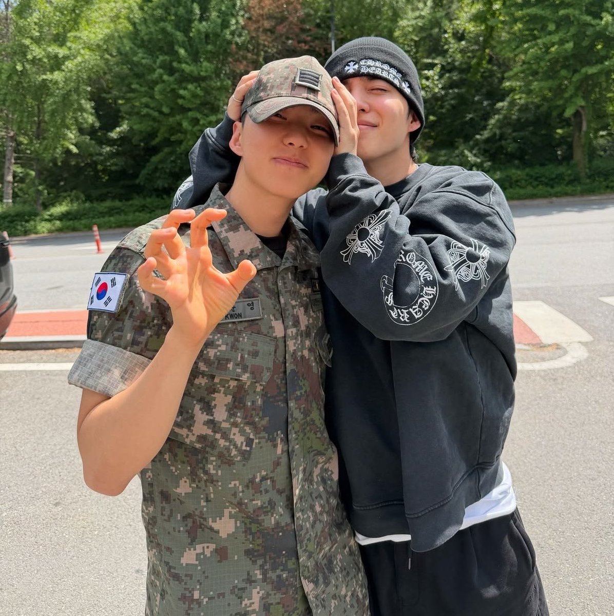 hanniehaedesu's tweet photo. กะรัตถามว่าพี่คุ้ปต่อกับชิยัง พี่บอกติดต่อกันแล้ว ละก็จะช่วยดูแลอย่างเต็มที่ให้ฟื้นฟูให้หายดีเอง🥺 ฮือㅠㅠ พี่ก็ไม่อยากให้กะรัตเป็นห่วงกันแต่ก็☹️☹️😭😭 https://t.co/vvH3Cws7iz